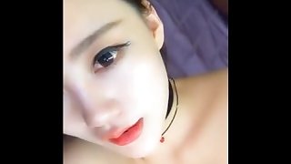The Chinese camgirl talk with netizens